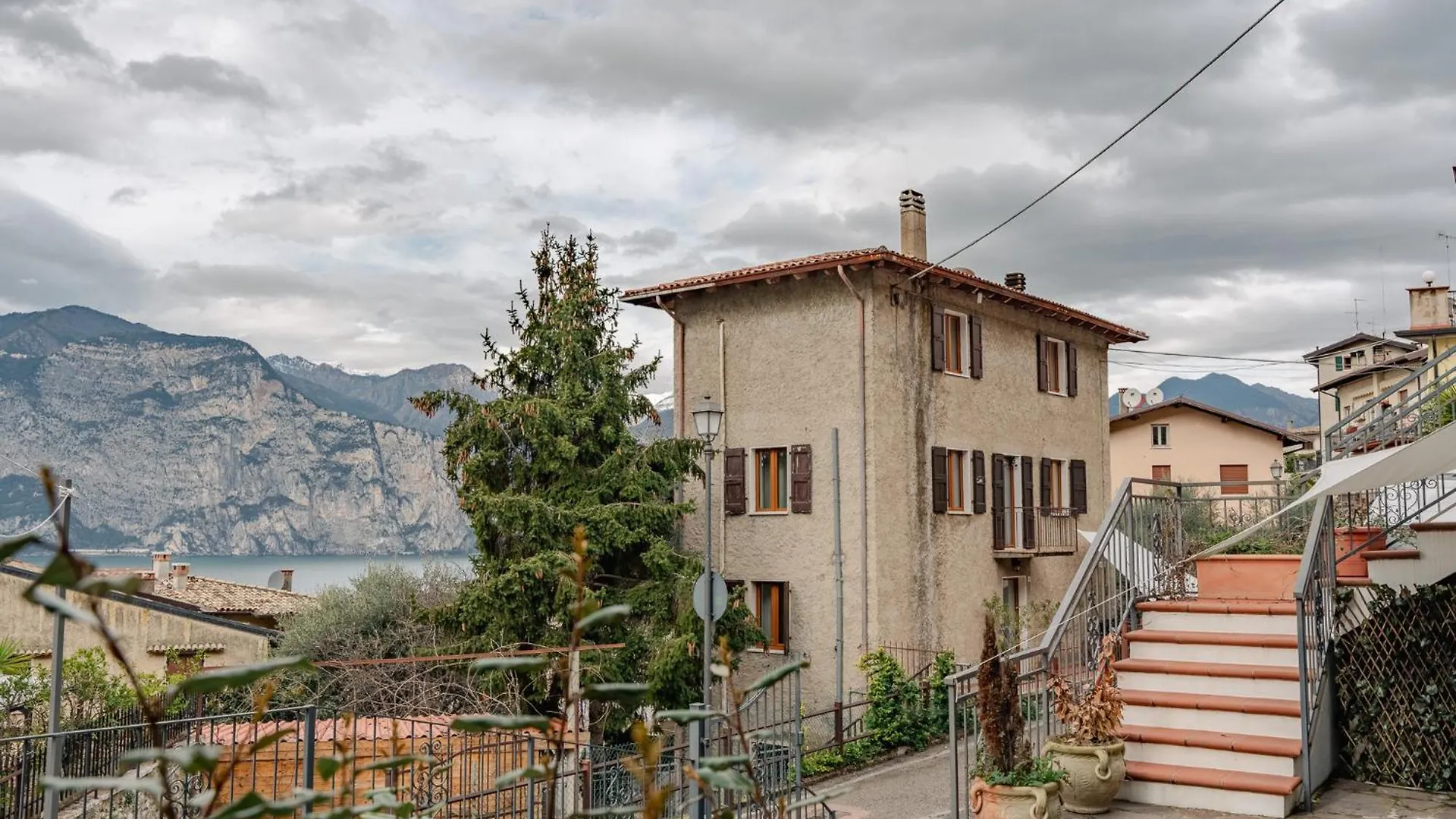 Casa Galya With Private Patio By Gardadoma Apartment Brenzone sul Garda